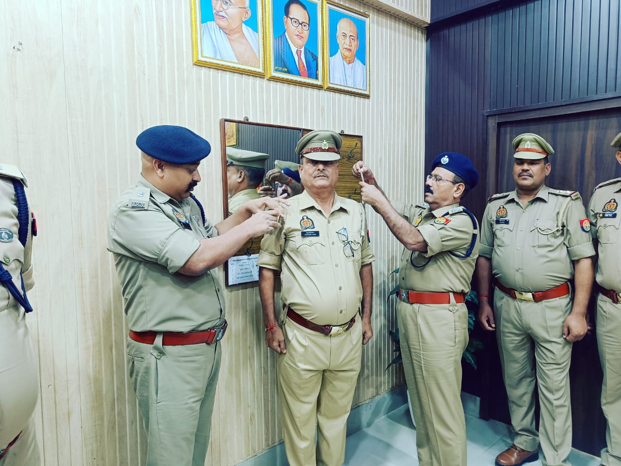 पुलिस अधीक्षक ने 21 मुख्य आरक्षी को उपनिरीक्षक के पद पर पदोन्नति होने पर लगाया 2 स्टार 