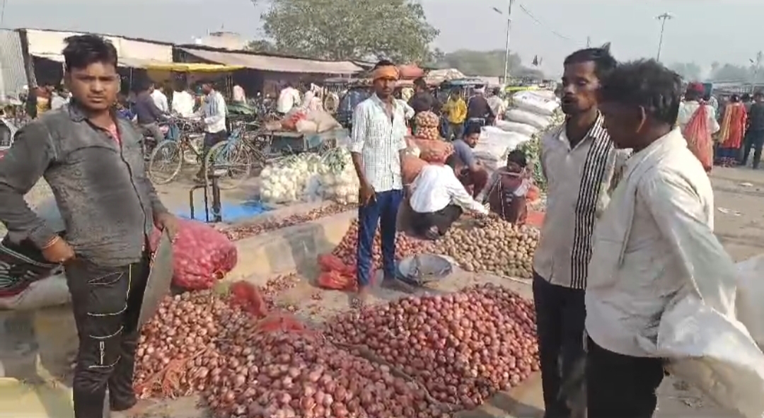 हरदोई में प्याज के भाव 70 रुपये प्रति किलो पहुंचे,लोग परेशान,जानें क्यो हुआ महंगा