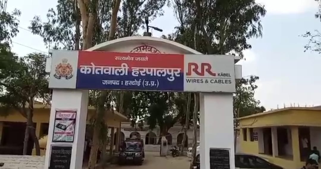 घर मे घुसकर महिला से अश्लीलता व मारपीट का आरोप,रिपोर्ट दर्ज