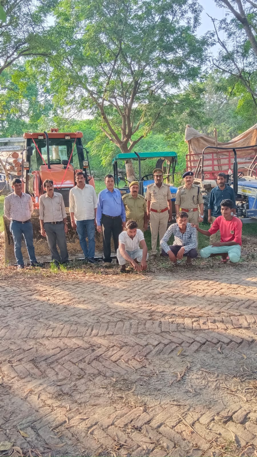 हरे पेडों के अवैध कटान की सूचना पर वन क्षेत्राधिकारी ने मारा छापा