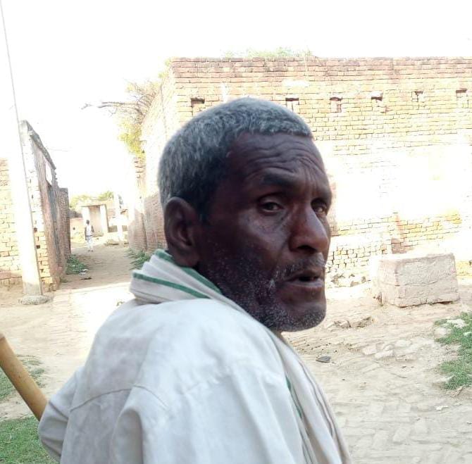 संदिग्ध परिस्थितियों में बृद्ध का शव दरबाजे पर लटकता मिला
