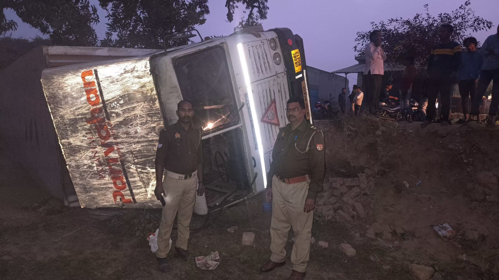 अनियंत्रित होकर ट्रक पलटा