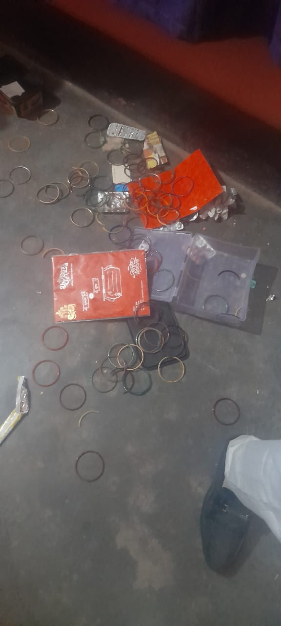 मकान का ताला काट कर चोरों ने सवा लाख के जेवर उड़ाए