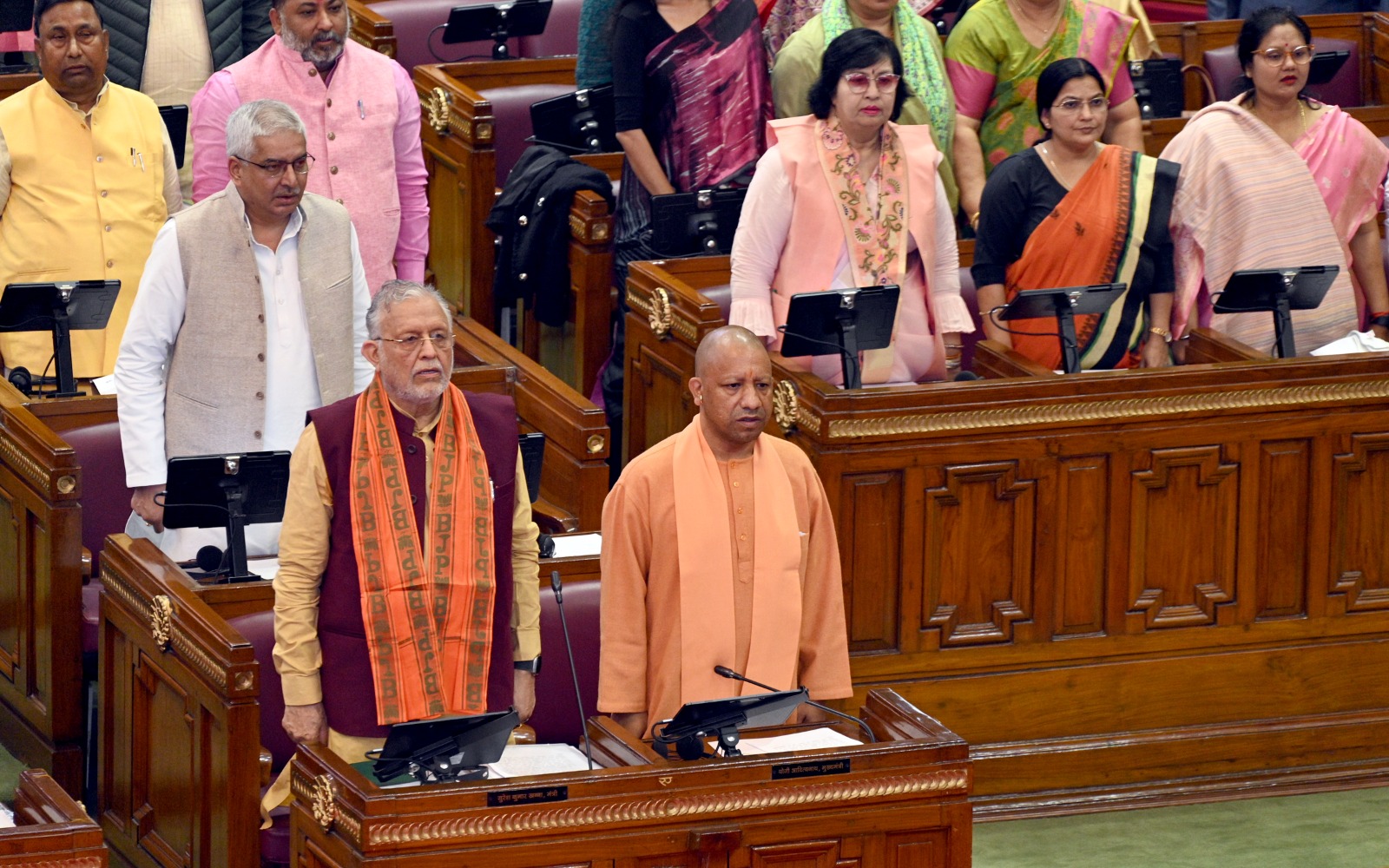 विधानसभा का शीतकालीन सत्र शुरू, सदन में योगी और अखिलेश यादव ने पढ़ा शोक प्रस्ताव