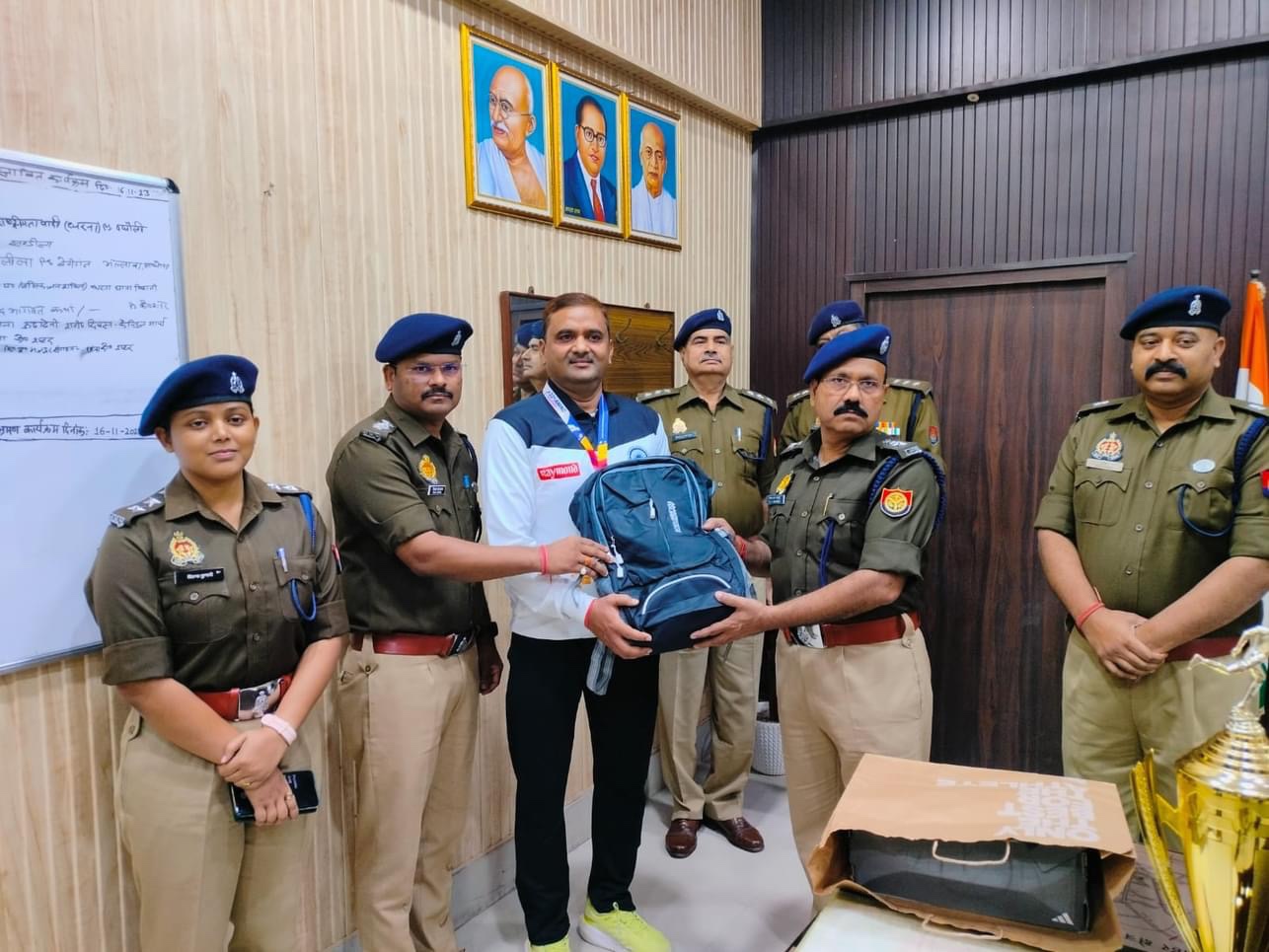 फ़िलीपींस में हरदोई पुलिस के जवान ने जीता पदक, पुलिस अधीक्षक ने इनाम देकर किया सम्मानित