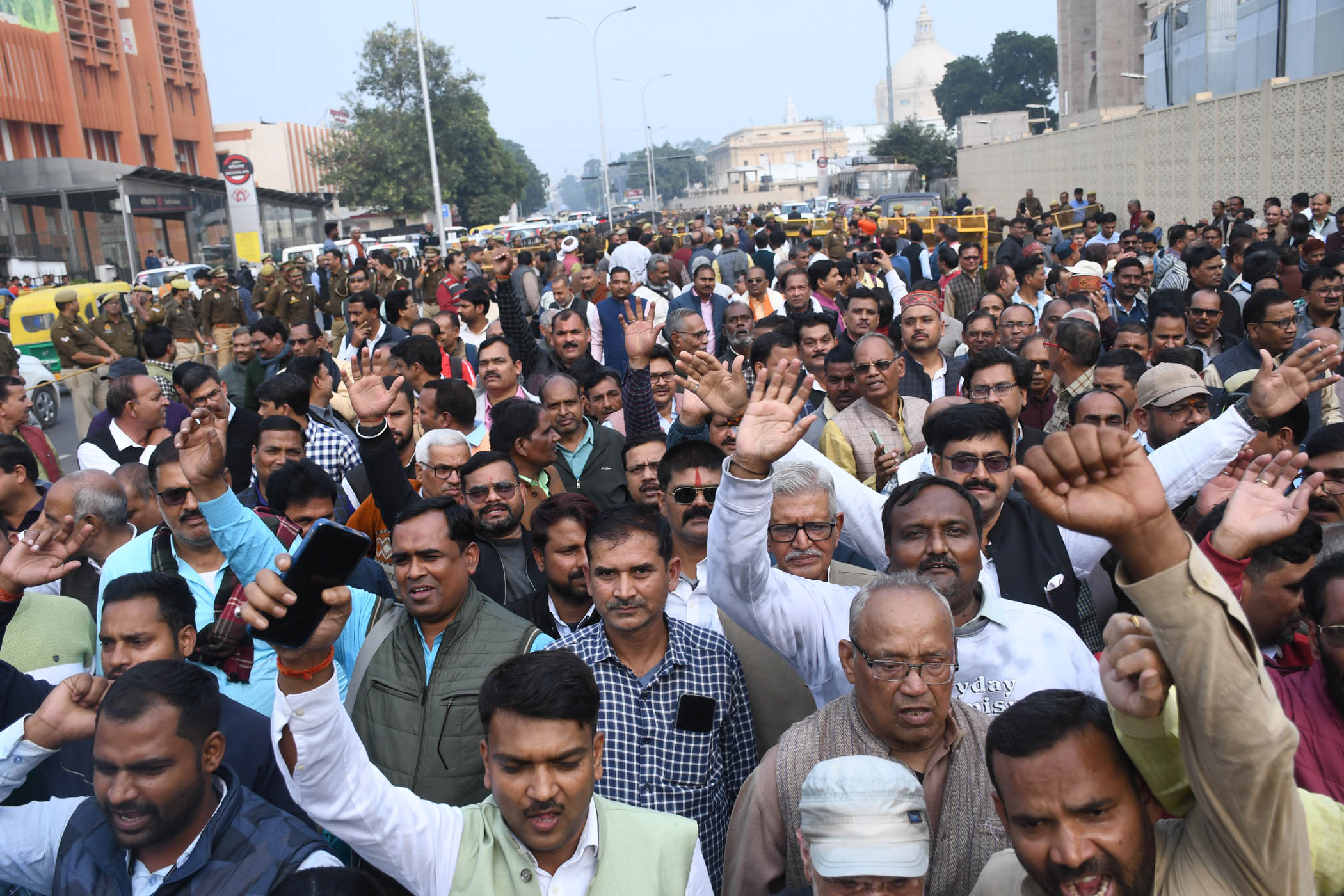 विधान सभा के सामने प्रदर्शन कर माध्यमिक शिक्षक गिरफ्तार,तदर्थ शिक्षकों की सेवा बहाली मांग की