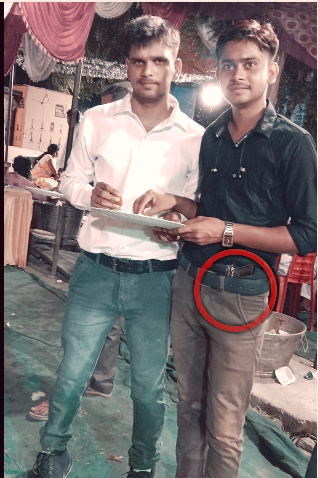 तमंचे के साथ दो युवकों का फोटो वायरल