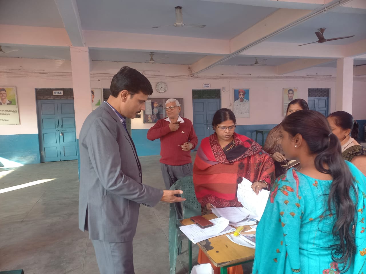 जिलाधिकारी ने देखा मतदाता पुनरीक्षण का कार्य,चार बीएलओ को दी चेतावनी