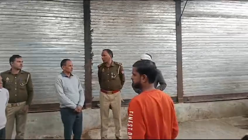 सब्जी मंडी के बीच चल रही मांस की दुकानों को बंद कराए जाने की कस्बावासियों ने की शिकायत