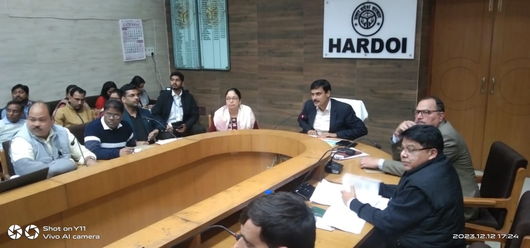 जिलाधिकारी की अध्यक्षता में हुई शासी निकाय की बैठक
