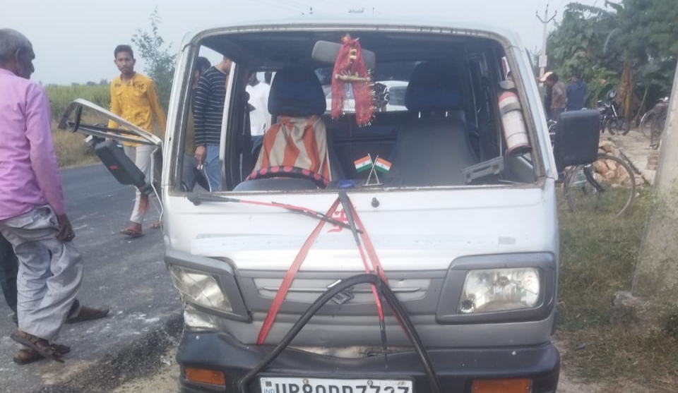 खड़ी मारुति वैन में कार ने मारी टक्कर,चार घायल