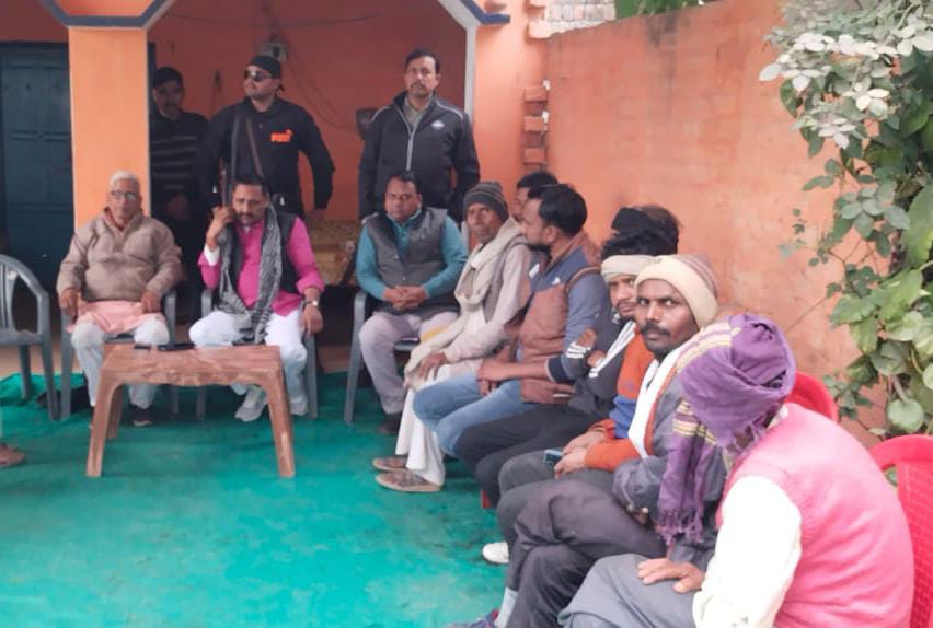 मार्ग दुर्घटना में घायल के घर पहुंचकर समाज सेवी राजवर्धन सिंह राजू ने ली इलाज की जिम्मेदारी