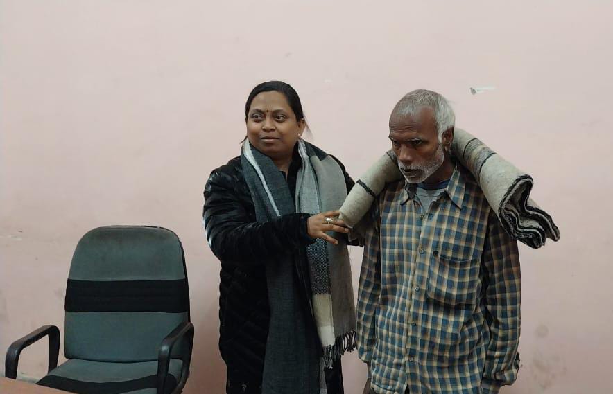 फरियाद करने पहुंचे बुजुर्ग को कंपकंपाते देख एसडीएम ने कुर्सी से उठकर ओढ़ाया कम्बल,फरियाद सुनकर किया निस्तारण