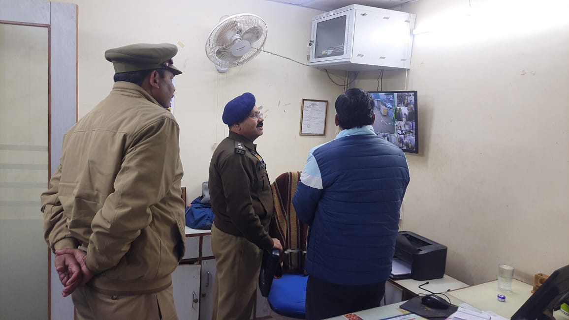 एसपी ने हरपालपुर बैंक शाखाओं में परखी सुरक्षा व्यवस्था,सायरन व सीसीटीवी कैमरों का किया निरीक्षण
