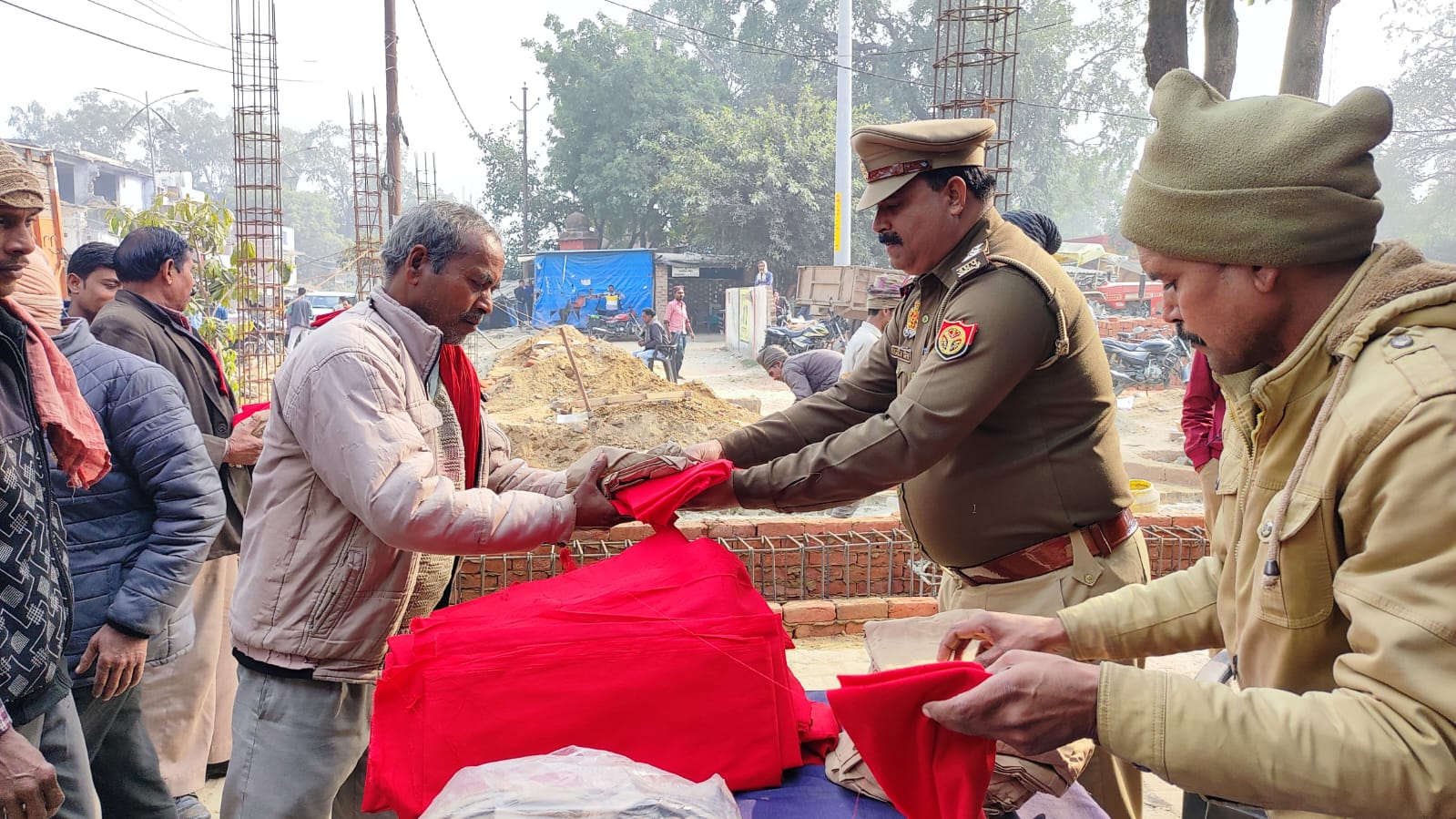 70 चौकीदारों को स्वेटर और जूते वितरित