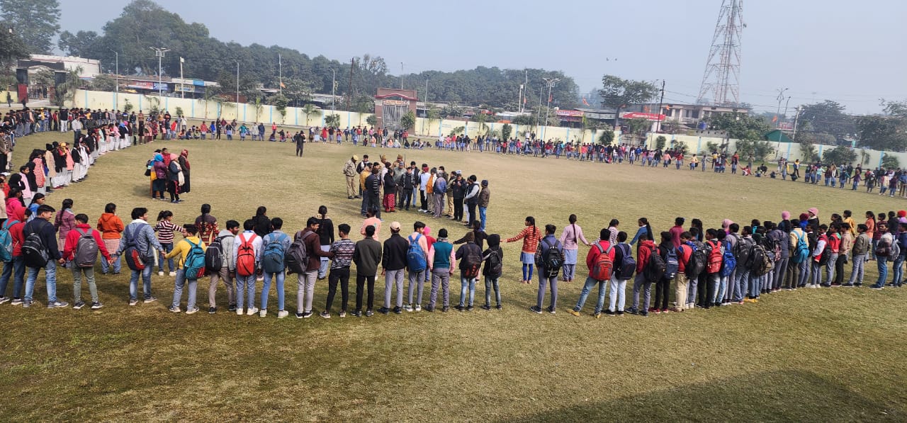 अंबेडकर पार्क में सुभाष जयंती पर स्कूली बच्चों ने मानव श्रृंखला बनाई