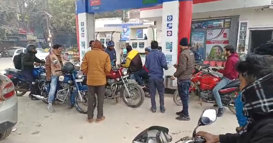 पेट्रोल डीजल के लिए मारामारी, पेट्रोल पंपों पर लगी भीड़