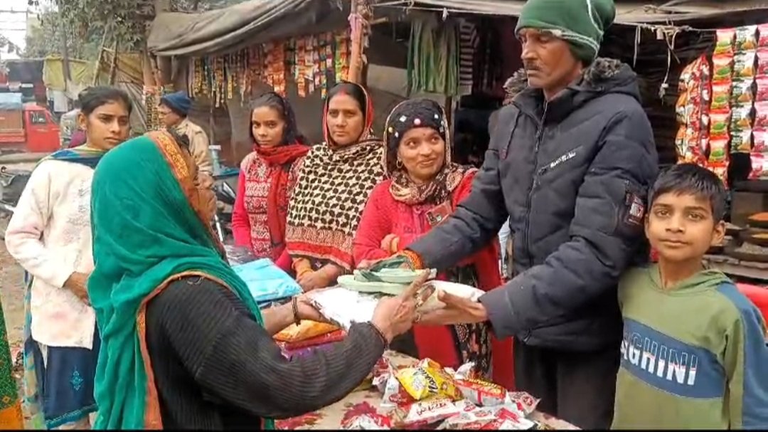 ट्रैफिक एसआई ने जरूरतमंदों को बांटे कंबल,महिलाओं को साड़ी भी दीं