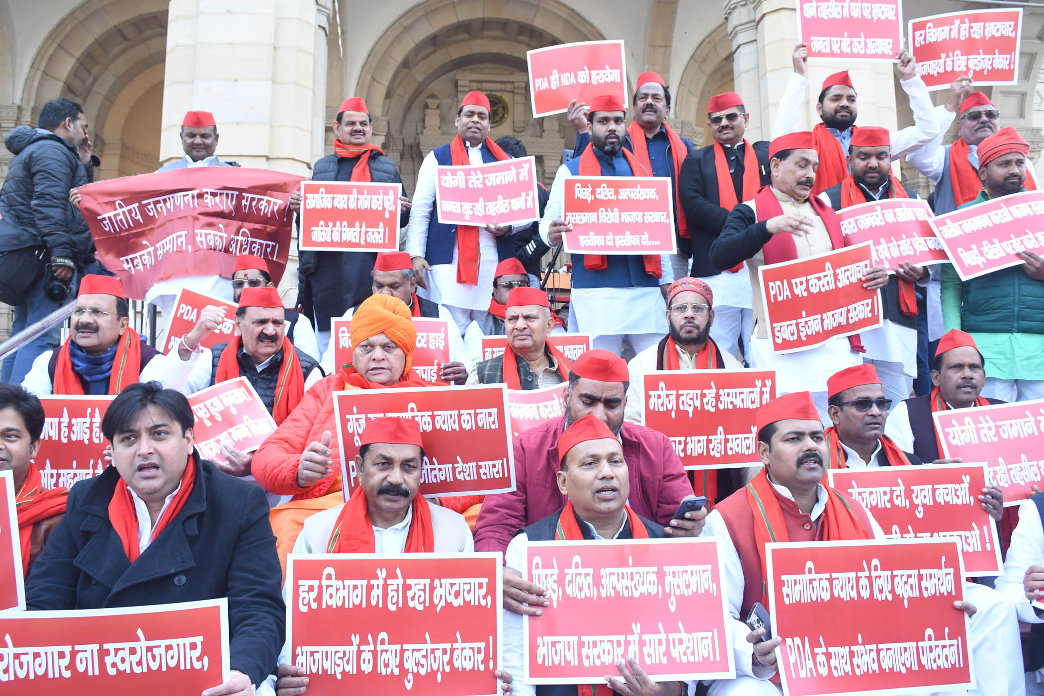 बजट सत्र के पहले दिन यूपी विधानसभा में हंगामा, सपा विधायकों ने किया प्रदर्शन