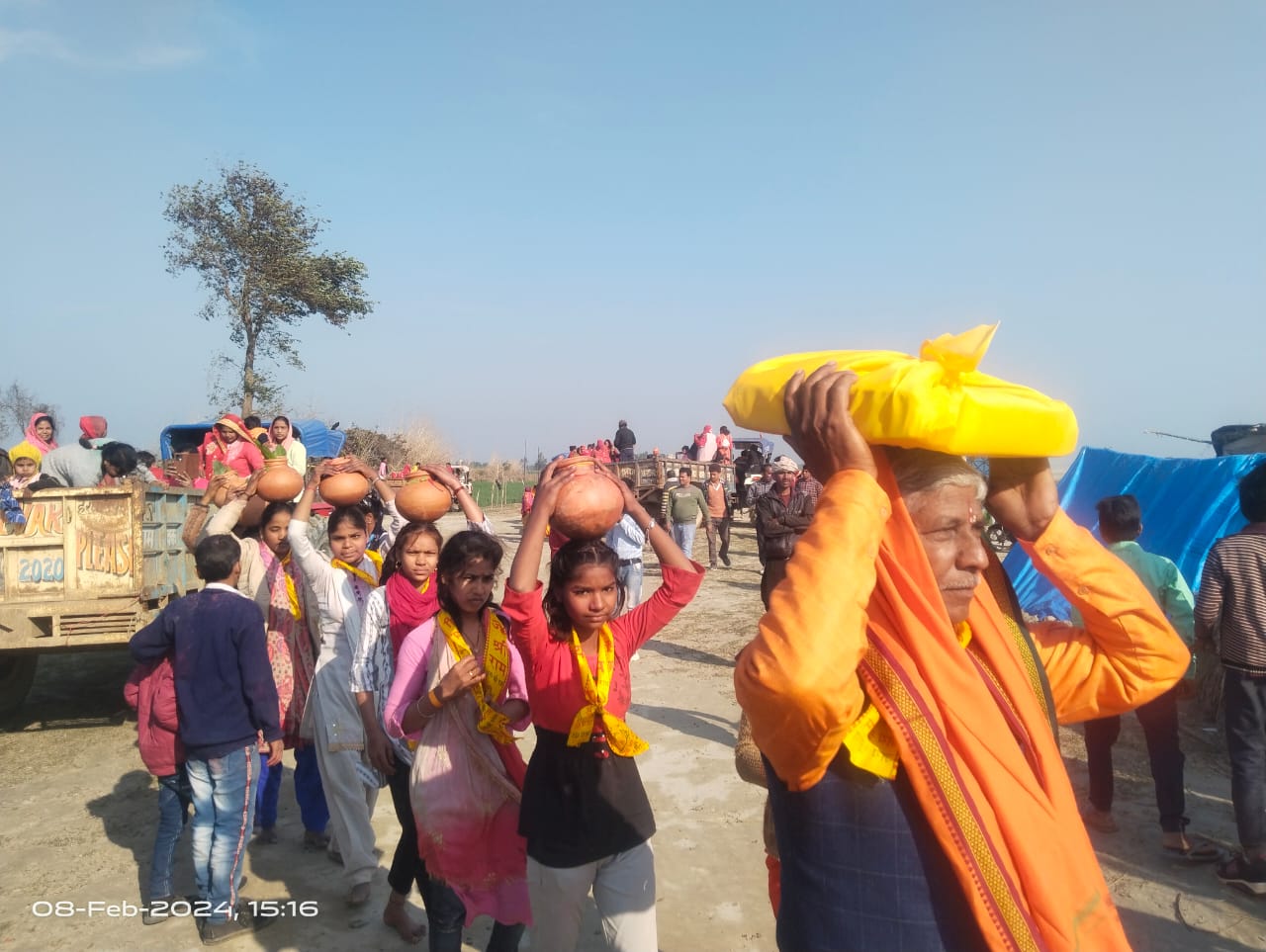 कलश यात्रा के साथ शुरू हुई सात दिवसीय श्री मद्भागवत कथा