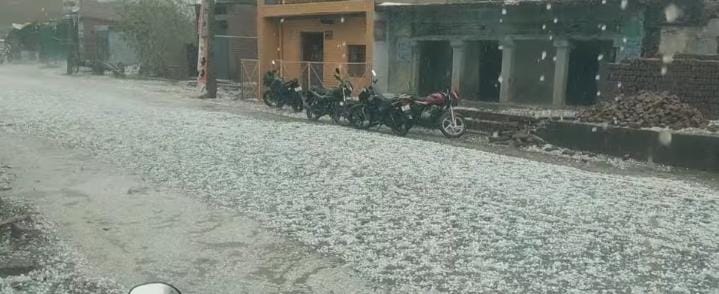 हमीरपुर में आफत बनकर गिरे ओले,सड़कों पर लग गया ढेर, वीडियो