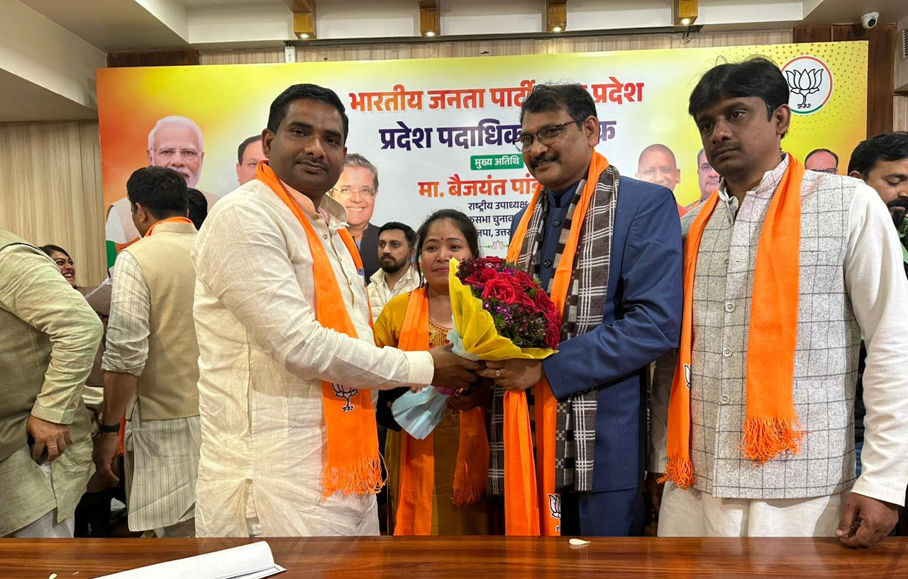हमीरपुर में सपा के सुमेरपुर ब्लाक प्रमुख ने थामा भाजपा का दामन