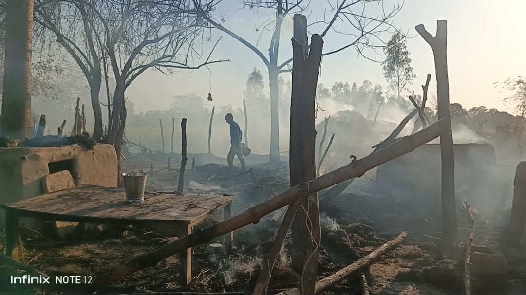 अज्ञात कारणों से लगी आग में नगदी सहित गृहस्थी राख,दो लोग झुलसकर घायल