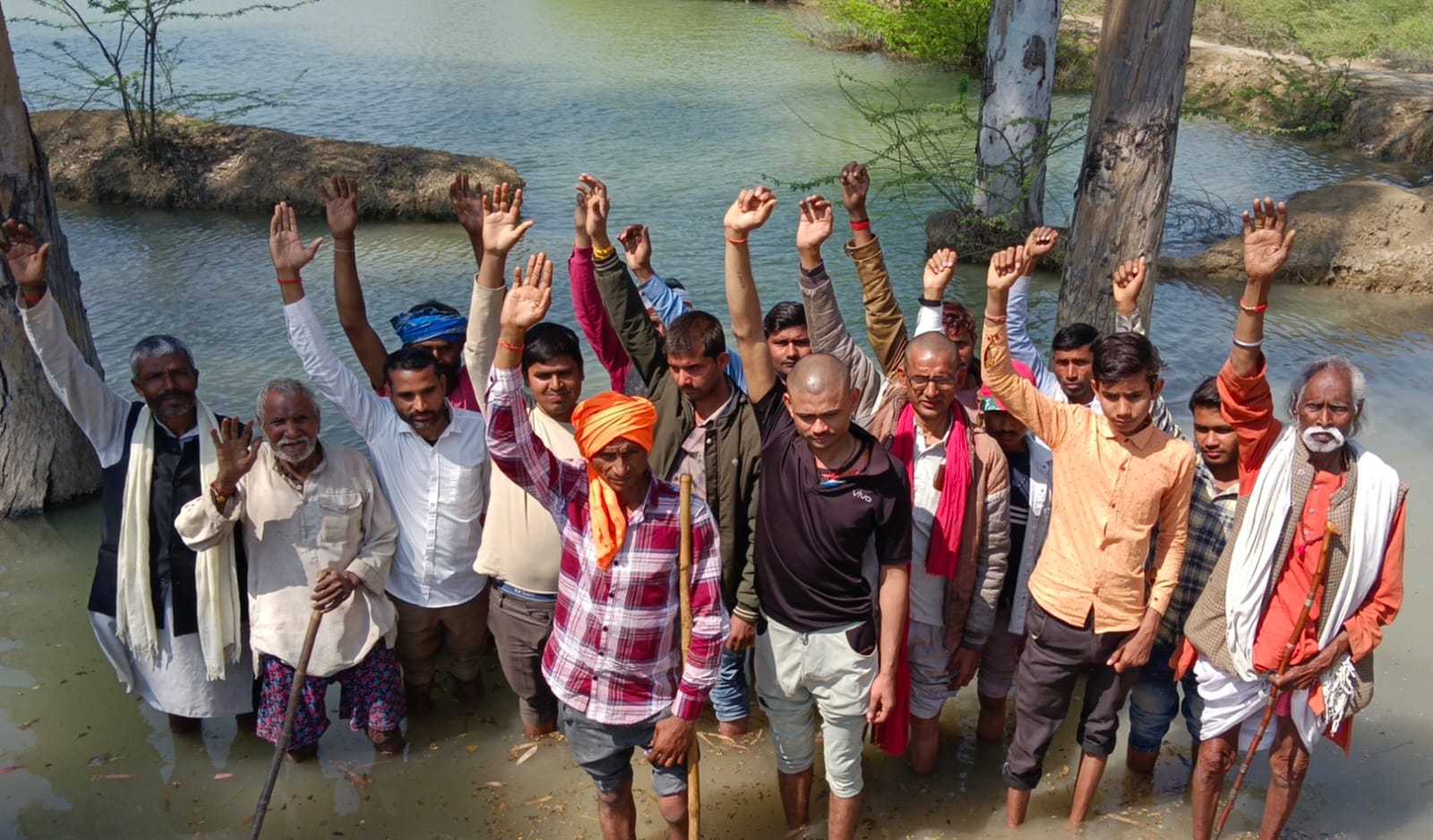 ग्रामीणों ने जल सत्याग्रह कर जताया आक्रोश, आमरण अनशन की चेतावनी