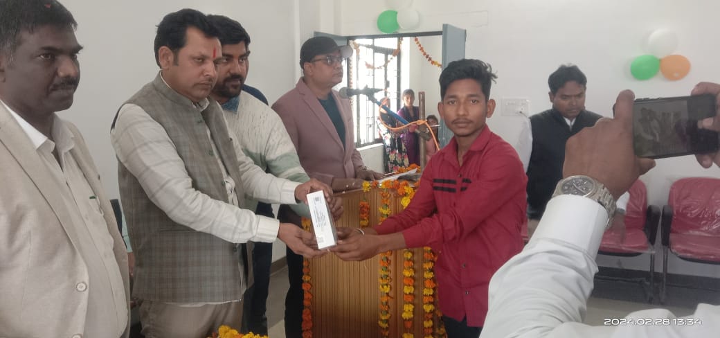 ब्लाक प्रमुख प्रतिनिधि ने वितरित किये स्मार्ट फोन
