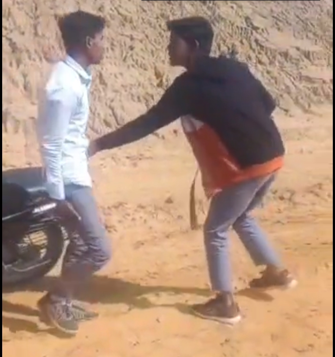 छात्र की बेल्टों से की पिटाई, वीडियो किया वायरल