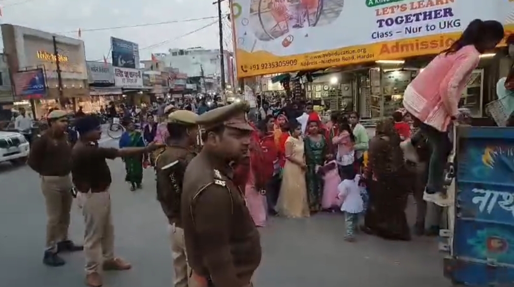 ट्रैक्टर ट्राली में बैठीं थीं 50 से अधिक लोग,पुलिस ने सीज की, यात्रियों को बस से भेजा