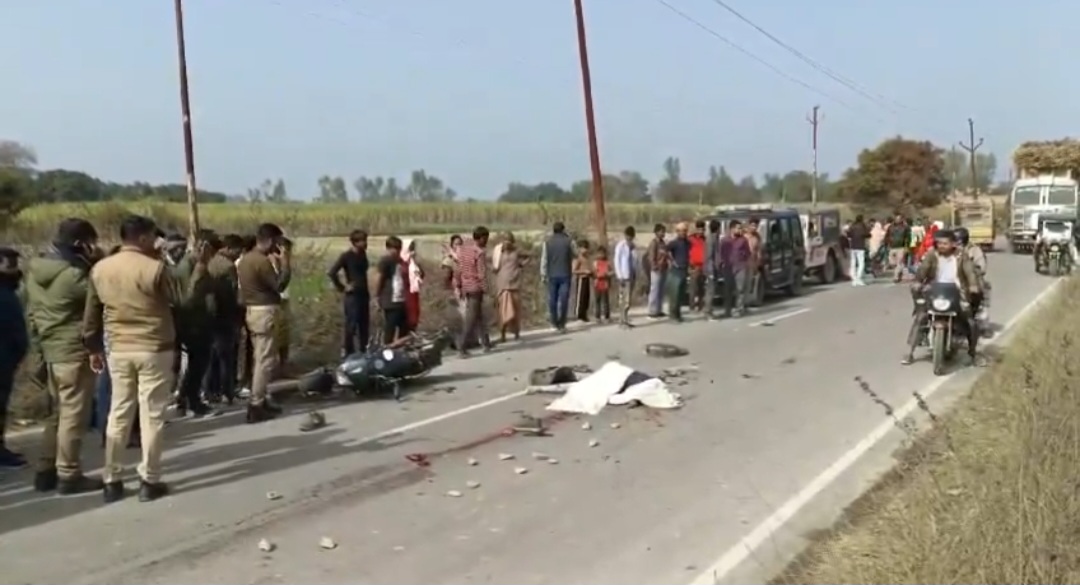 ओवरलोड गन्ना लदे ट्रक ने बाइक सवार को कुचला, बाइक सवार के चिथड़े उड़े