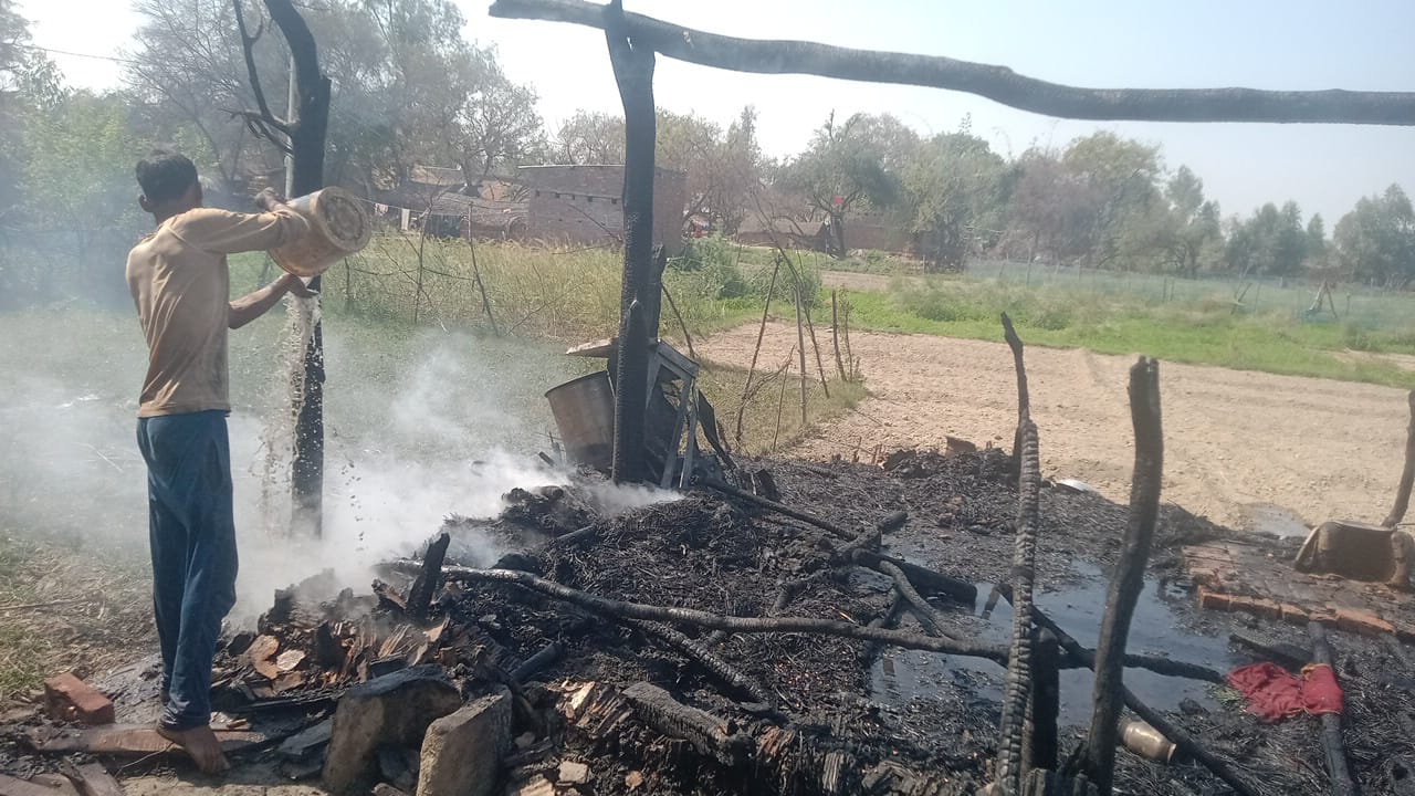 खाना बनाते समय गैस सिलेंडर से लगी आग,एक अधेड़ की मौत दो घायल