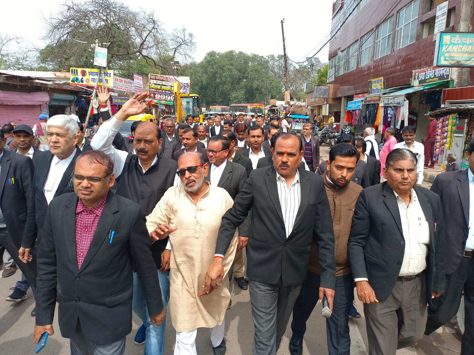 क्रमिक अनशन कर अधिवक्ताओं ने बस स्टैंड में लगाया जाम, आमरण अनशन की चेतावनी