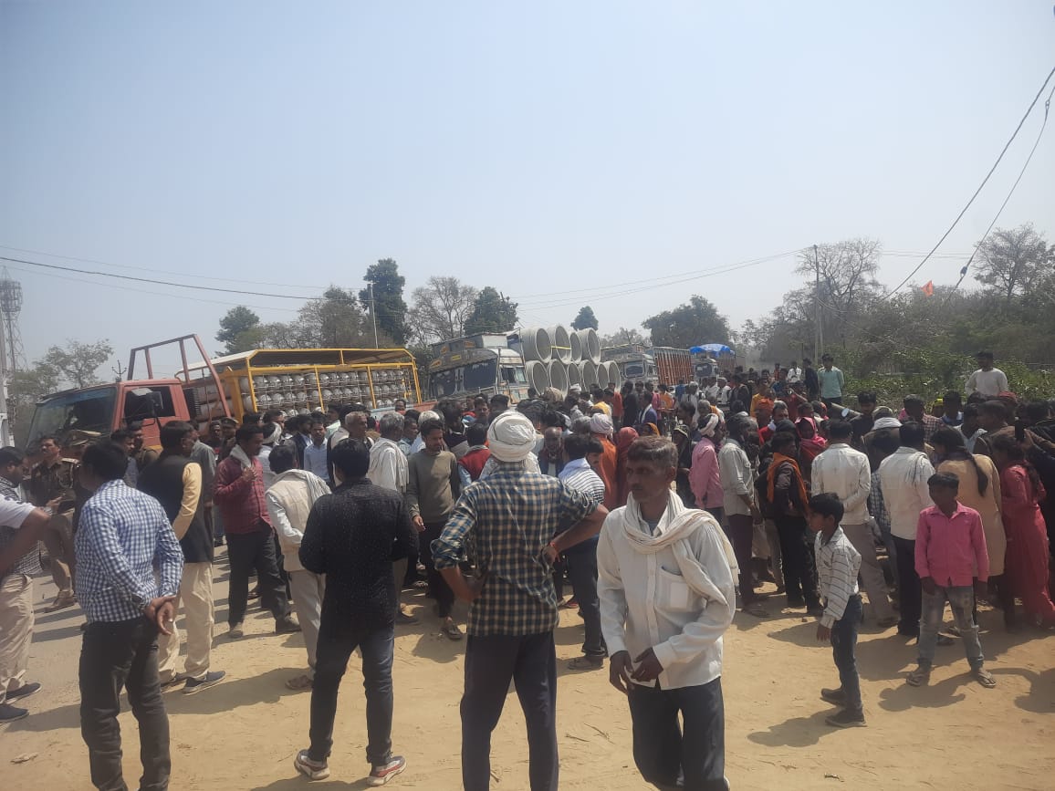 मृतक के परिजनों ने हाइवे पर लगाया जाम।,तहसीलदार व क्षेत्राधिकारी के आश्वासन के बाद खोला
