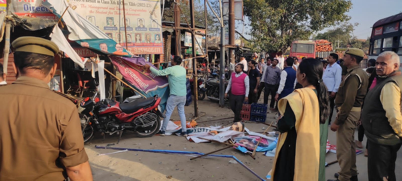 आचार संहिता लगते ही प्रशासन हुआ सख्त,कस्बे में लगी होर्डिंग व बैनर पोस्टर हटाये गए