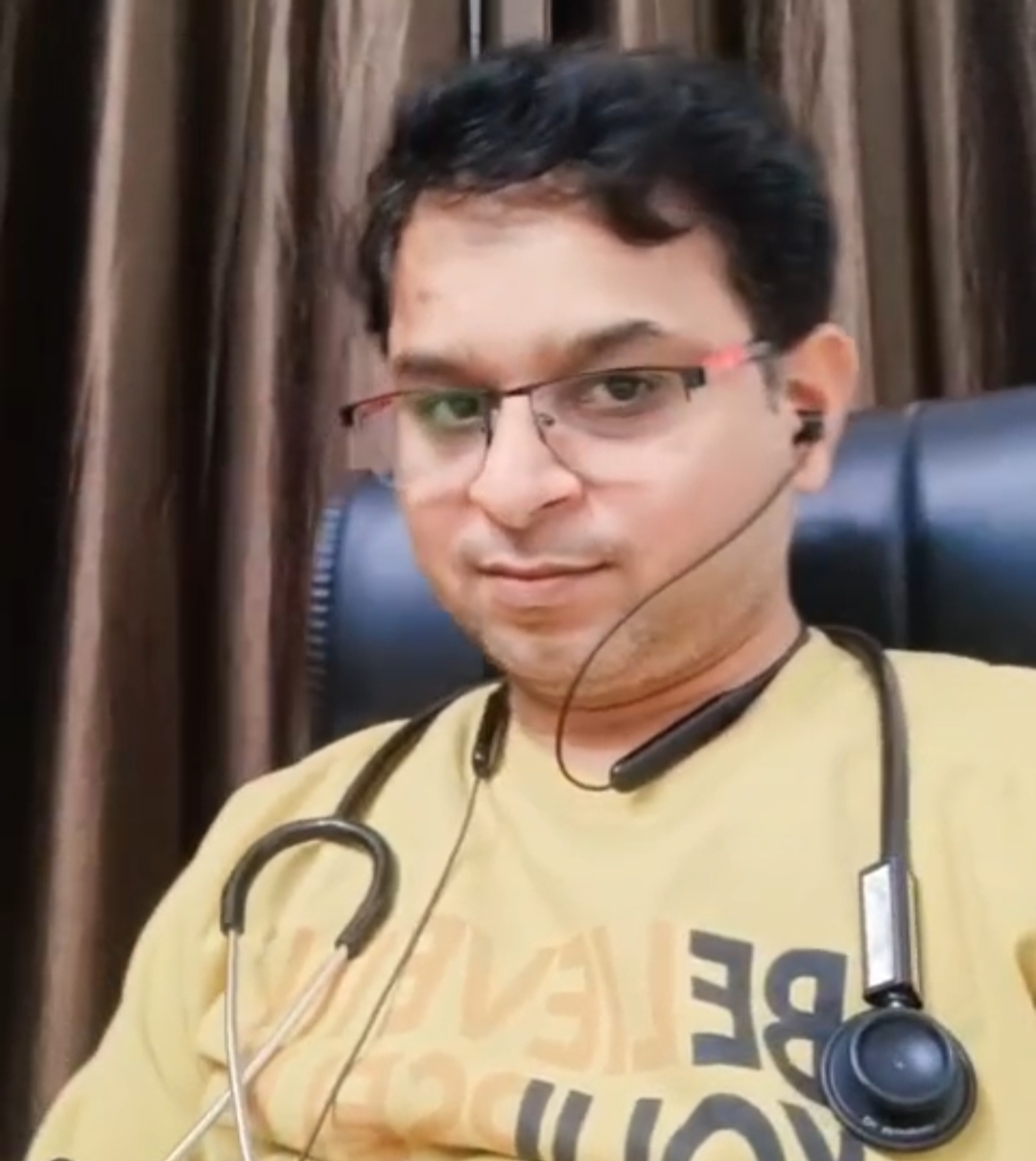 मरीजों को देखने की बजाय किसी के ख्यालों में डूबे साहब, ओपीडी में रील बनाते वीडियो वायरल