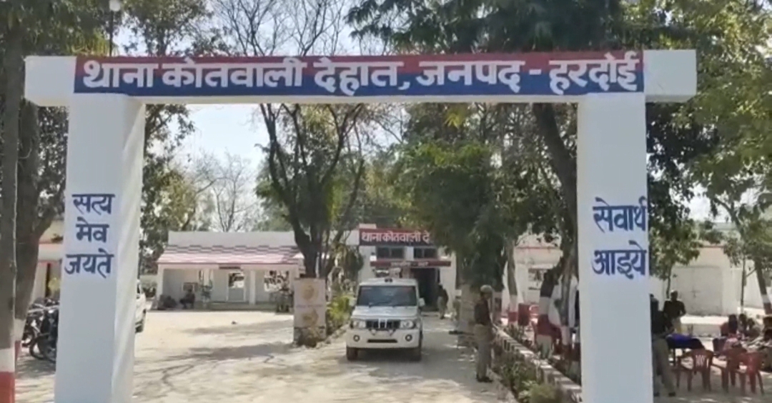 हरदोई-शाहजहांपुर हाई-वे पर देहात क्षेत्र के गुलामऊ पुलिया के पास कार डिवाइडर से टकराई,शटरिंग कारोबारी की मौत