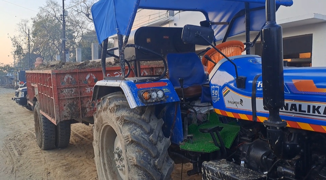 अवैध मिट्टी खनन में पकड़ी गई ट्रैक्टर ट्राली सीज