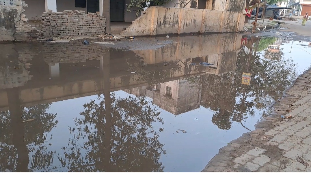 क्षेत्राधिकारी कार्यालय के सामने बिना बरसात के जलभराव
