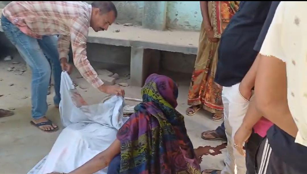 सड़क के किनारे युवक का खून से लथपथ मिला शव,