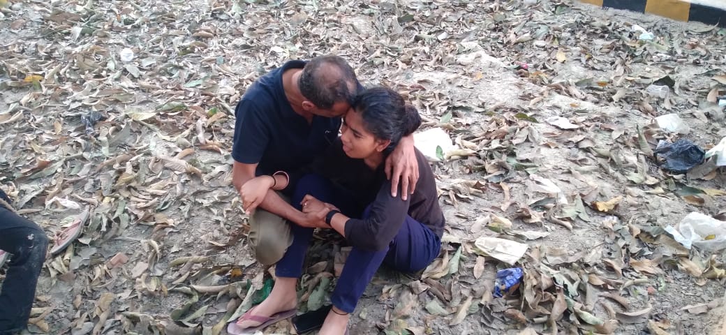 आम के बाग में रस्सी व दुप्पटे से लटकता मिला युवती का शव,महिला आरक्षी की बड़ी बहन थी मृतका