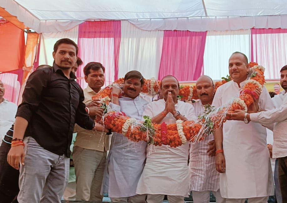 होली मिलन समारोह में पहुंचे विधायक और जिलाध्यक्ष ने मांगा जयप्रकाश रावत के लिए समर्थन
