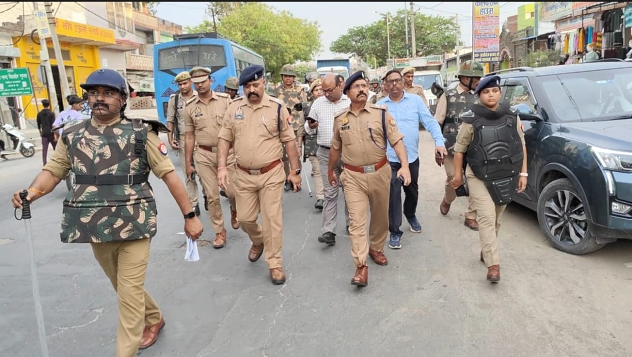 मल्लावां में दल बल के साथ निकले SP,लोगों को कराया सुरक्षा का अहसास