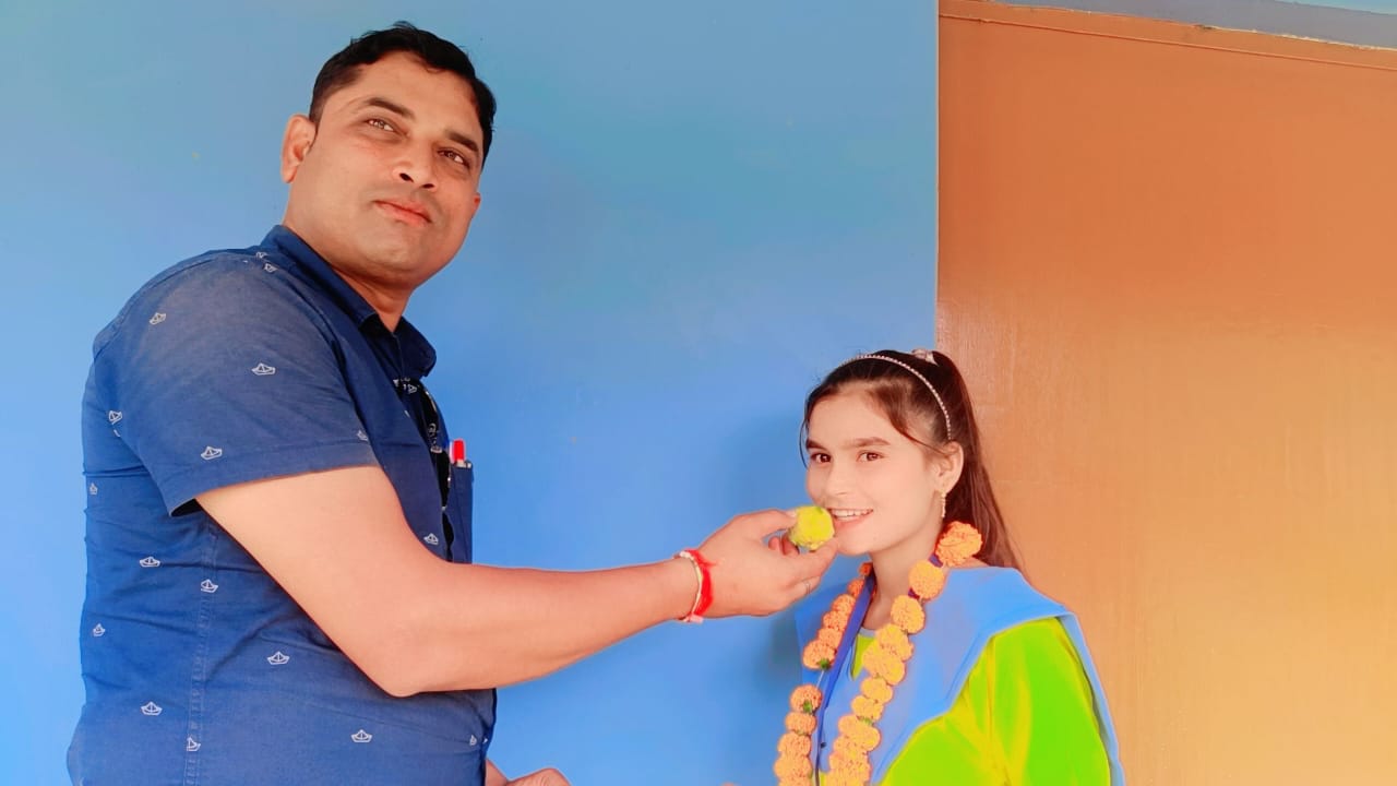 बच्चों ने रचा इतिहास तो गुरु जी का मिला दुलार