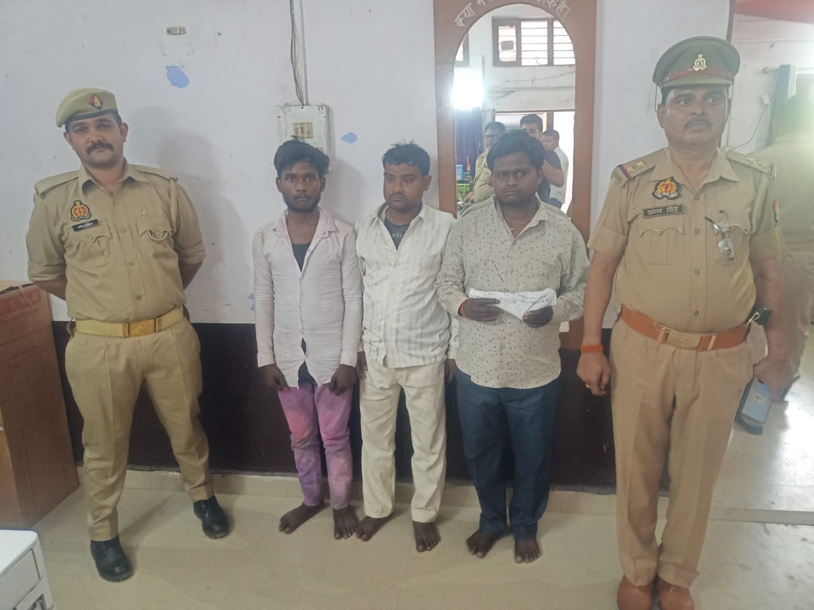 गश्त के दौरान बाइक रोकने पर युवक ने दरोगा पर किया फायर, तीन गिरफ्तार