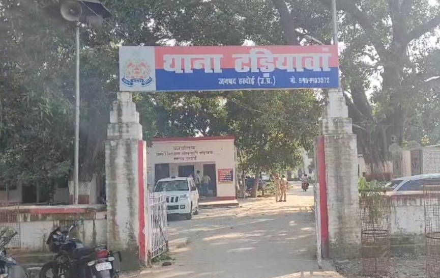 ओवरटेक करने में बाइक पिकअप से टकराई, एक की मौत, दूसरा घायल