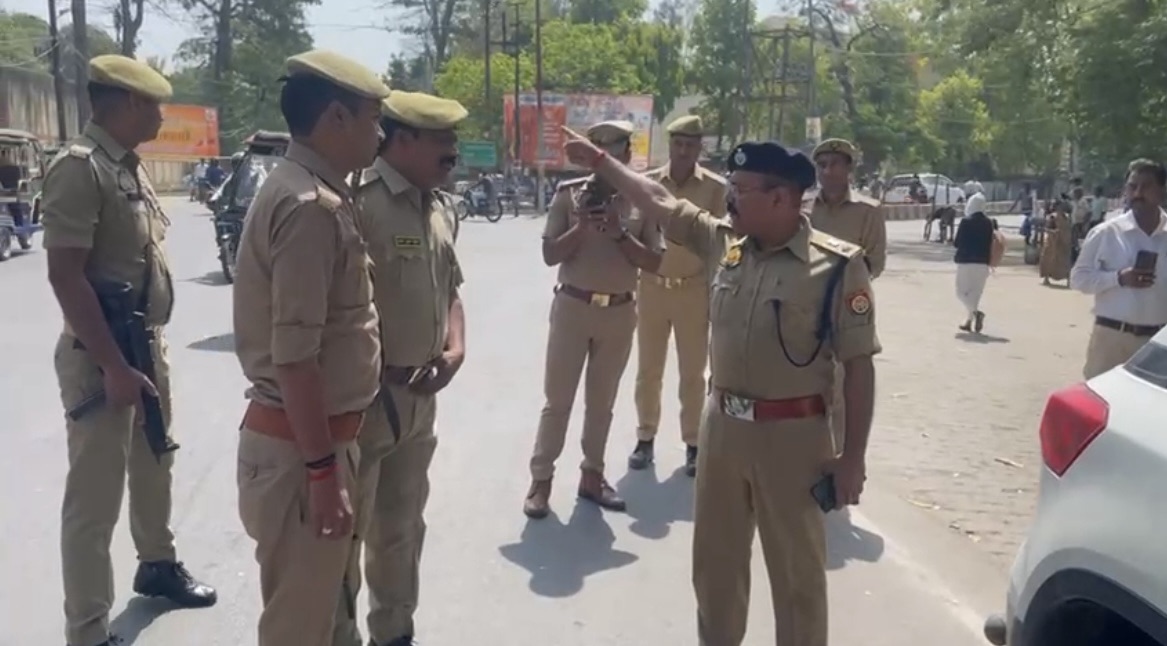 हरदोई एसपी बने सिंघम, पुलिस कर्मियों की सड़क पर लगा दी क्लास, मचा हड़कंप