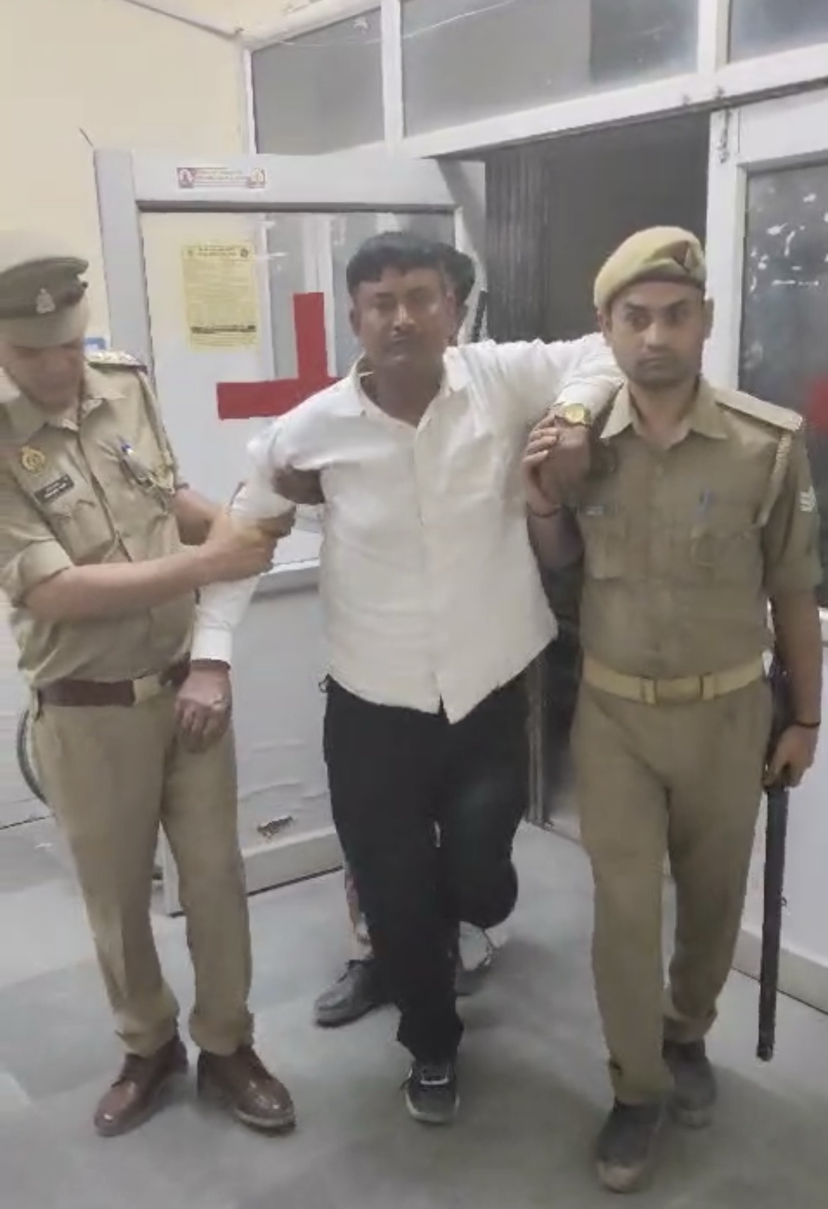 पुलिस ने मुठभेड़ में सात अंतर्जनपदीय गौवंश तस्करों को किया गिरफ़्तारी,असलहा व वाहन बरामद पुलिस कर्मी भी हुए घायल