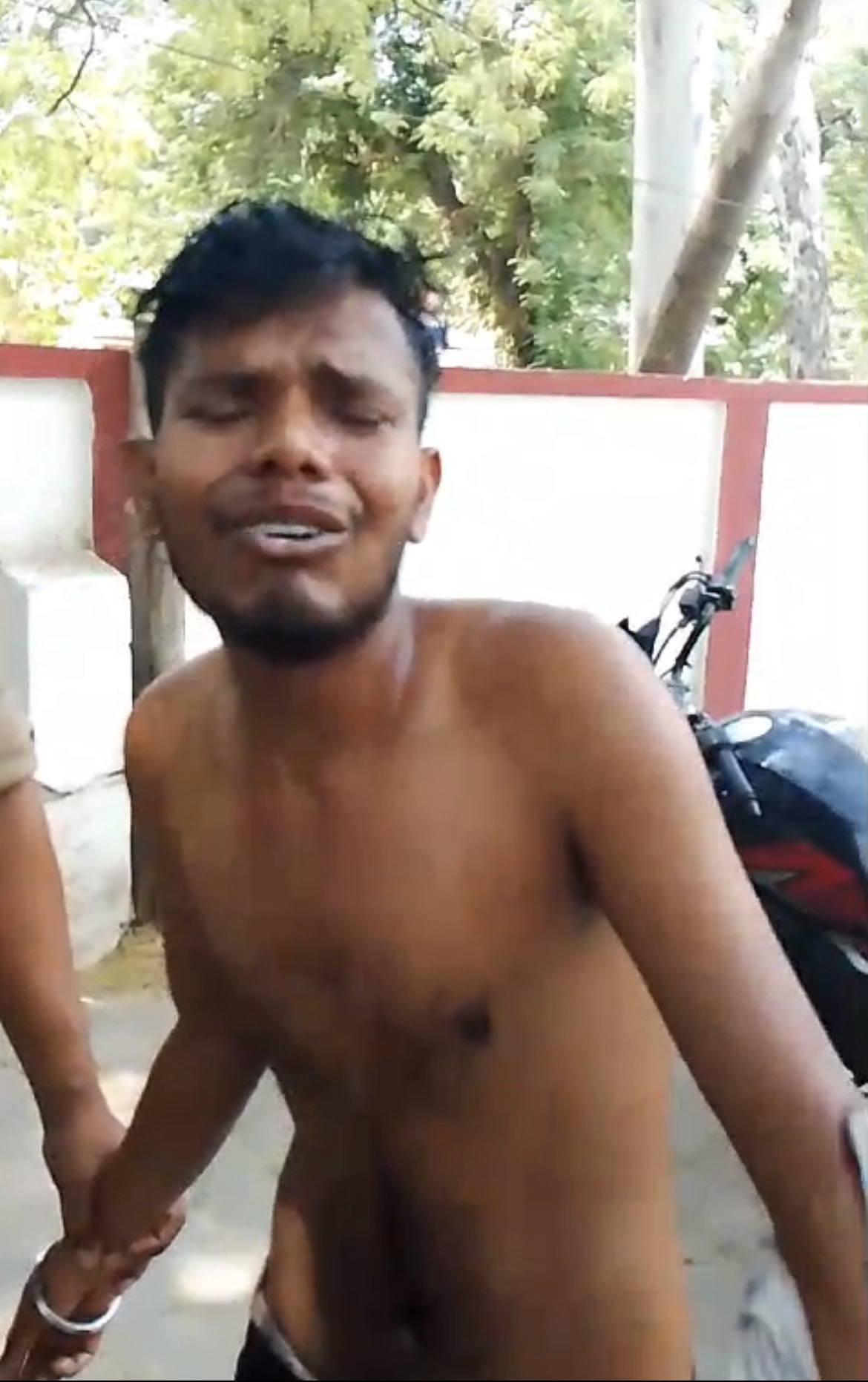 पुलिस पर कार्यवाही ना करने का आरोप लगाते हुए युवक ने किया आत्मदाह का प्रयास, जाने क्या है मामला